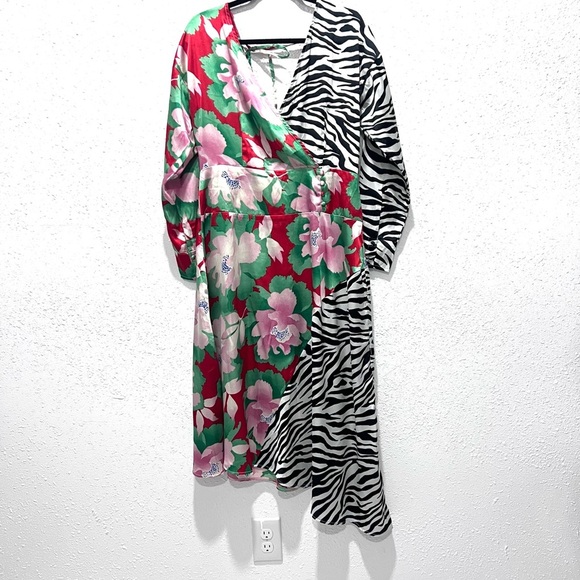 ASOS DESIGN Curve wrap maxi Floral and Zebra Long Sleeve dress in mixed print 6 - Picture 2 of 13